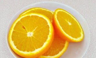 Апельсин помойте горячей водой, просушите и нарежьте кружочками.