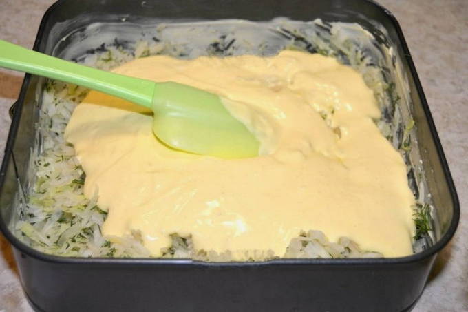 Заливной пирог с капустой на сметане и майонезе - рецепт с фото