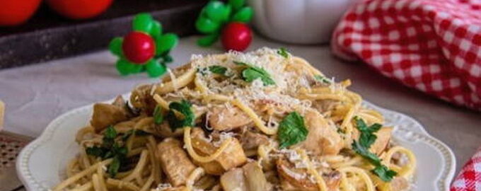 Рецепт - Спагетти с грибами и куриным филе в сливочном соусе с фото