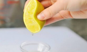 Из половины одного лимона выжать сок.