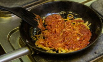 Нарезаем рыбное филе средними кусочками, лук – кубиками, а огурцы – соломкой. Поджариваем лук на сливочном масле, добавляем в сковородку немного бульона и томатную пасту. Перемешиваем до однородности и тушим еще 5 минут.