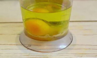 В чашу блендера добавьте горчицу и яйцо. Яйцо обязательно должно быть свежим и качественным, так как не подвергается термообработке.