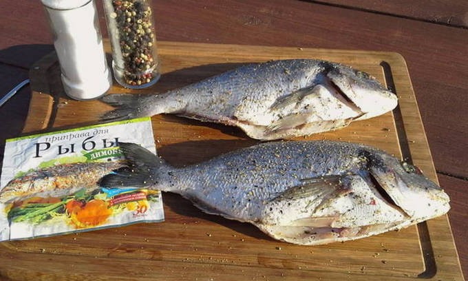 Рыба в фольге на углях — 5 пошаговых рецептов приготовления