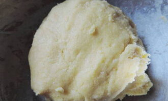Добавьте яичную массу в миску к масляной крошке и замесите однородное тесто. Соберите тесто в комок и поместите его в холодильник на полчаса.