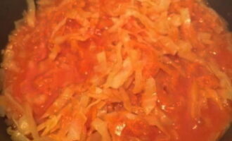 Остальную морковь и лук очищаем и шинкуем. В другую сковороду наливаем растительное масло и отправляем туда овощи. Посыпаем семенами укропа и чёрным перцем. Обжариваем примерно 5-7 минут. К зажарке добавляем томатную пасту и готовим ещё несколько минут. Снимаем сковороду с огня.