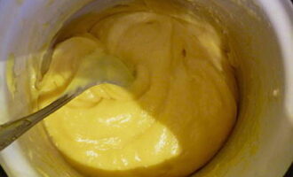 Когда тесто остынет, добавьте в него яйца постепенно по одному. Тесто должно получиться вязким и гладким.