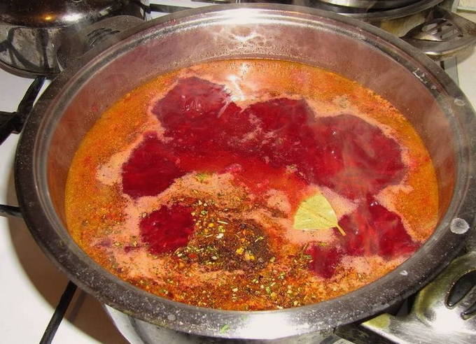 Свекольник горячий — 7 классических рецептов с мясом
