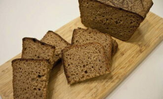 Хлеб нарезаем брусочками по 3-5 см в длину и подсушиваем на противне в духовке. 