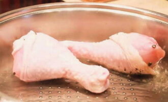 Ножки курицы промойте, обсушите, положите в подходящую емкость и натрите солью и перцем. 