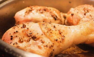 В сковороде нагрейте масло и жарьте голени со всех сторон до насыщенно-золотистого цвета кожицы на среднем огне. На это потребуется около 8 минут. Важно, чтобы курица приобрела равномерную золотистую корочку со всех сторон. 