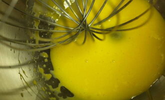 Для теста яйца нужно слегка взбить с добавлением растительного масла и соли. 
