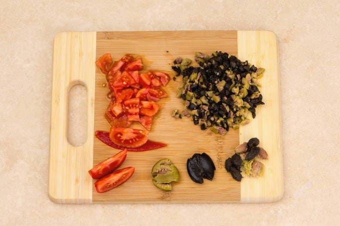 Солянка с колбасой, лимоном и маслинами – 4 пошаговых рецептов мясной сборной солянки