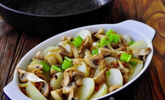 Картофель разрежьте пополам и выложите его в форму для запекания. Сверху на картофель выложите зажарку из грибов и лука.