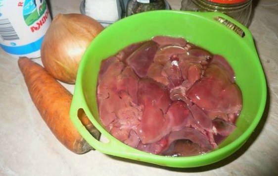 Свиная печень в сметане с луком на сковороде — 4 пошаговых рецепта