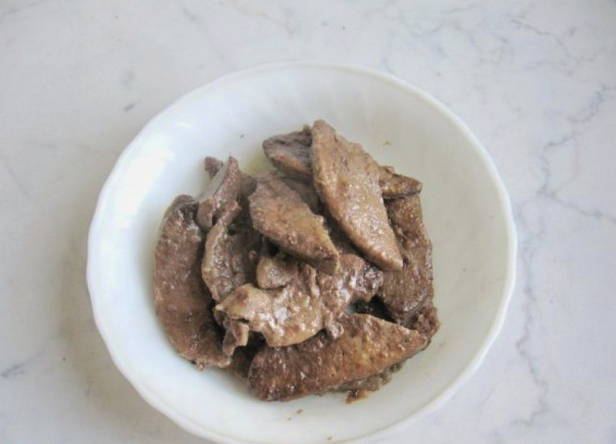 Свиная печень в сметане на сковороде — вкусные рецепты