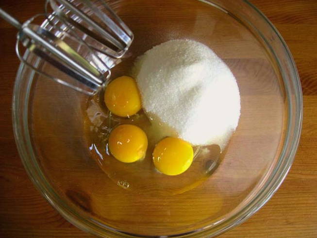 Разбитые яйца 2. Взбить желтки в миске. Яйца в миске. Яйца и сахар в миске. Яйца с сахаром.