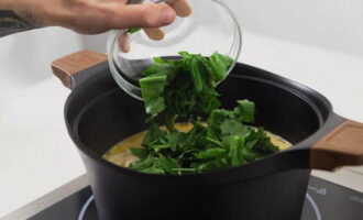 И в самом завершении выкладываем щавель в почти готовый суп. Даем повариться пять минут и затем оставляем настаиваться и пропитываться ароматами. А пока можно нарубить свежей зелени для подачи.