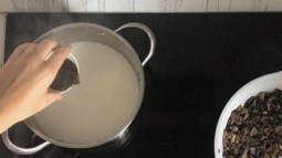 В кипящую воду вливаем жирные сливки и соевый соус. 