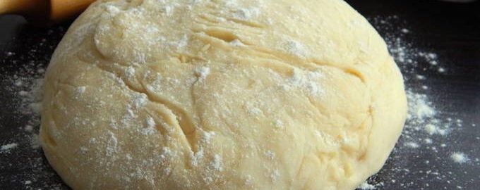 Дрожжевое тесто на кефире с яйцом для пирожков в духовке: пошаговый рецепт