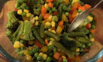 Подготавливаем размороженную овощную смесь. Она должна содержать горошек, кукурузу, брокколи, морковь и спаржу.