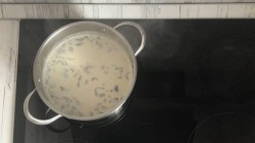 Добавляем обжаренные грибы с луком. Варим суп немногим больше 10 минут на маленьком огне.