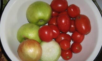 Как заготовить кетчуп из помидоров "Пальчики оближешь" на зиму в домашних условиях? Старательно промываем овощи и яблоки. С репчатого лука снимаем шелуху.