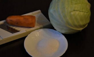 Квашеная капуста по классическому рецепту готовится очень просто. Подготовим необходимые ингредиенты для закваски.