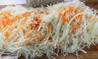 Как приготовить сочную и хрустящую квашеную капусту в рассоле в банке на зиму? Капусту шинкуем как можно мельче, а морковь измельчаем на крупной терке. Все компоненты соединяем вместе.