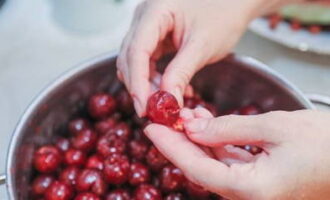 Как заготовить простое варенье из вишни на зиму? Промываем ягоды и аккуратно извлекаем косточки. Делать это можно руками или с помощью шпильки.