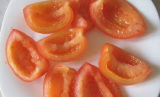 Овощи разрезать пополам, вырезать место, где крепилась плодоножка, и достать из половинок помидоров семена. Это легко сделать при помощи чайной ложки.