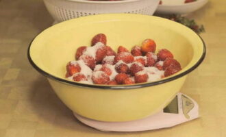 Как приготовить простое варенье из виктории на зиму? Переберите ягоды, отделите от чашелистиков и аккуратно промойте, чтобы клубника не помялась. Ягоды поместите в глубокую тару, засыпьте половиной сахара и оставьте на 2-3 часа.
