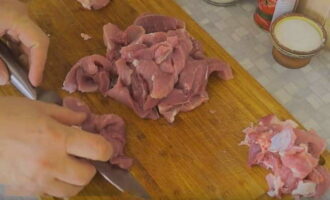 Как приготовить свинину по-китайски в кисло-сладком соусе? Мясо промойте под проточной водой, срежьте по возможности все жировые прослойки и нарежьте кусками среднего размера.