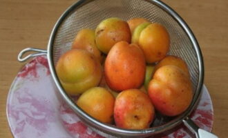 Начните с подготовки фруктов. Переберите их, выбирая спелые и мягкие плоды. Если какие-то абрикосы имеют небольшие изъяны, аккуратно срежьте. Тщательно вымойте фрукты под проточной водой, особенно если вы их купили.