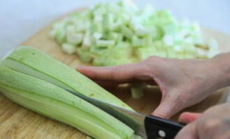 Как приготовить овощное рагу с кабачками? Старательно промываем кабачки и нарезаем их на небольшие кубики. Тонкую кожуру снимать не обязательно.