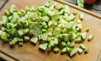 Как приготовить овощное рагу с баклажанами и кабачками? Моем кабачок и нарезаем мелким кубиком. Если он молодой, то чистить и удалять семена не надо.