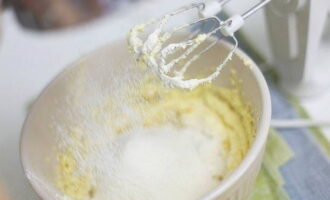 Как испечь вкусный пирог с черешней в духовке? Сливочное масло следует заранее растопить в глубокой емкости. Затем всыпать сахар и взбить ингредиенты с помощью миксера до образования белой пены.