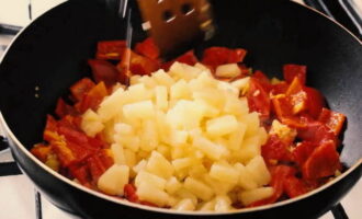 Затем высыпаем болгарский перец и следом добавляем ананасы. Все обжариваем только  2-3 минут, чтобы все овощи остались слегка хрустящими.