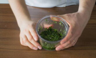 Как приготовить вкусное овощное рагу по классическому рецепту? Чеснок очистите и перетрите в ступке вместе с солью. Зелень мелко порубите ножом и смешайте с чесночной массой.