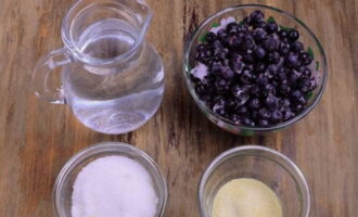 Как заготовить густое желе из черники на зиму с желатином? Подготовьте все необходимые ингредиенты по списку.