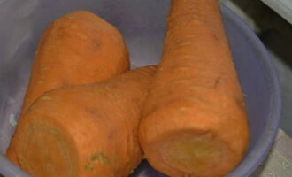 Морковь очищаем от кожуры и также ее промываем.