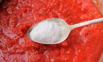 Выливаем томатную кашицу в отдельную емкость. Добавляем в нее соль и сахар. Тщательно перемешиваем массу до однородности.
