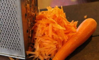 Морковь также для начала очищаем и только потом натираем при помощи крупной терки. 