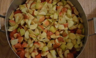 Яблоки промываем, удаляем косточки и произвольно нарезаем.