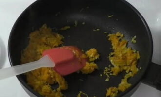 Разогрейте растительное масло в сковороде. Сразу переложите в нее лук и болгарский перец. Обжаривайте на небольшом огне до золотистого цвета. Выложите к обжаренным овощам морковь и помешивая готовьте еще 5 минут. Следите за тем, чтобы овощи не подгорели, иначе вкус подливы испортится.