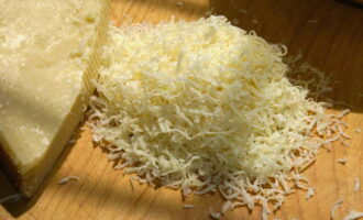 Сыр натираем на любой понравившейся терке: выберите из личных предпочтений крупную или мелкую – это в данном случае непринципиально. 