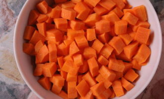 Морковь тщательно моем, чистим и также нарезаем кубиком.