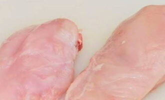Куриную грудку промойте, отделите филе от костей (их в дальнейшем можно использовать для приготовления куриного бульона). Нарежьте куриное филе на 10 кусков среднего размера (обычно именно такое количество получается из двух средних куриных филе).