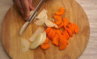 Затем произвольно нарезаем лук с морковью.