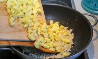 Мелко разделываем репчатый лук и обжариваем его до румянца на растительном масле. Следом выкладываем картошку.