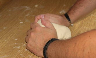 Долго и старательно вымешиваем руками плотное и гладкое тесто.